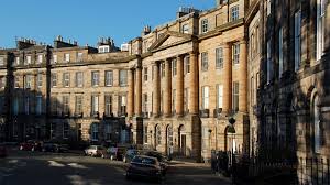 Edinburgh castle is situated 1 km southeast of moray place gardens. Moray Place Townhouse