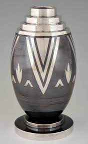 Miroir carré métal doré découvrez toute la gamme en cliquant ici : Art Deco Dinanderie Vase With Stylized Geometric Design Sold Items Antiques Art Nouveau Art Deco Design Deconamic