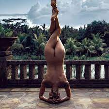 Yoga al desnudo, la nueva tendencia en Instagram 