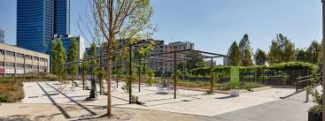 Coloratissimi fiori di carta, per festeggiare l'arrivo della primavera. Il Parco Della Biblioteca Degli Alberi A Milano Italcementi