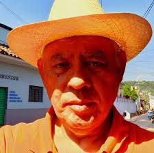 y no se duerme el Vigía acompasa al pueblo en su eterno vals..." Se llama  Santiago