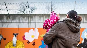 Wir bieten in zwei einrichtungen betreuung für mütter oder väter an, die mit der betreuung ihres kindes bzw. Jva Preungesheim Kinder Leben Bei Ihren Muttern Im Gefangnis