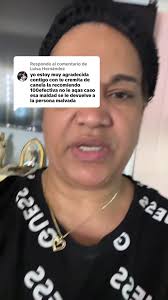 Mujer Comiendo Canela