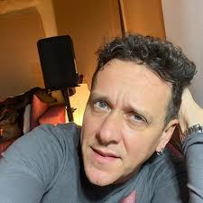 STIGLI PRIJEDLOZI: Dženan Lončarević pita fanove gdje žele da ga slušaju