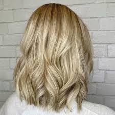 I capelli biondi della primavera estate 2021 diventano burrosi e golosi. Colore Capelli Primavera Estate 2021 Tutte Le Tendenze