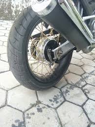 Velg jari jari, ban kecil, tanla spion, dengan ciri khas warna warni ataupun dualtone colour. Modifikasi Old Vixion Pasang Velg Jari Jari Dan Ban Lebar Gangsar97