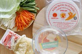Vietnamese spring rolls are traditionally served with nước chấm (a dip made of fish sauce), but they're great with peanut sauce as well. Cara Mudah Bikin Spring Roll Lumpia Basahnya Vietnam Yang No Minyak Minyak Sehat Pokoknya
