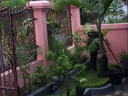 Adanya taman kecil depan rumah mungil tentu saja hal ini sebagai bagian dari konsep untuk membuat tampilan rumah yang semakin cantik. Cara Membuat Taman Depan Rumah Sederhana Destaman