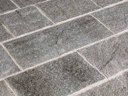 La pavimentazione in calcare spagnolo posata nell'ampio spazio interno sul pavimento e le finestre in. Silver 20 Natural Stone Flooring By B B Rivestimenti Naturali