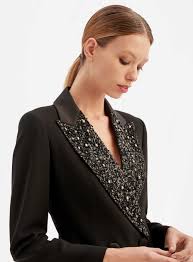 Adatti per le vostre occasioni speciali grazie ai pizzi e ai ricami, ma anche alle decorazioni aggiunge che rendono il vostro outfit irresistibile. Abiti Da Cerimonia Luisa Spagnoli Primavera Estate 2021 Traje Sastre Indumento Trajes