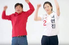 맘톡 에디터의 경험담 돌발진과 열꽃, 그 이후 이야기 아이의 활동 반경이 넓어지고 아장아장 걸음마를 연습하기 시작하는 돌 무렵, 특별한 다른 증상 없이 갑자기 고열이 난다면 '돌발진'을 의심해 볼 수 있어요. ë°°í˜„ì§„ ë‚¨ìž ë°±ëŒ„ì„œê°€ ì§¤ë°© ìœ ë¨¸ê²Œì‹œíŒ ì¼ë² ì €ìž¥ì†Œ