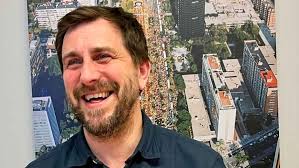 El lado íntimo de Toni Comín, el candidato del 9-J: de su relación con un  escenógrafo a la adopción de su hija, Laia