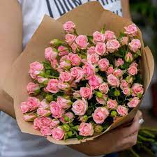 Купить Букет 9 веток кустовой розы с упаковкой R527 в Москве, цена 4 750  руб.