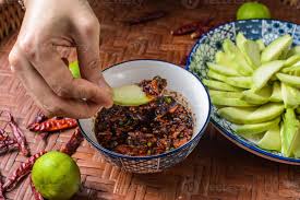 mãos mergulhando mangas em molho de peixe doce. manga verde com molho de  peixe doce uma comida favorita na tailândia. 15633334 Foto de stock no  Vecteezy
