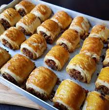 3 Yufkadan 1 Tepsi Citir Borek Ic Malzemesi Kiymali Ve Pirasali El Acmasi Bore Yemek Tarifleri Yemek Yemek Pisirme Ipuclari