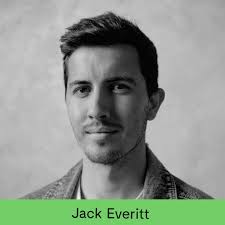 Komiķis Jack Everitt Ja viņš nebļauj boksa ringā uz būdīgiem kungiem, tad  viņš visticamāk stāsta bariņam ar latviešiem cik pārāk latviski viņi  uzvedas Rimi. Satiec Jack iknedēļas stand-up open micos un gaidāmajā