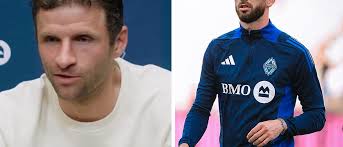 VIDEO. Thomas Müller verklapt selectie nationale team voor ploegmaat en  krijgt lachers op zijn hand met reactie