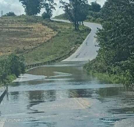 Persisten rutas, caminos, puentes y pasos anegados por las lluvias en el departamento