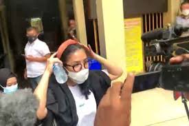 Borong semua untuk ayah yang berjuang sambil gendong anak. Suami Nindy Miliki Senjata Api Sejak Tahun 2018