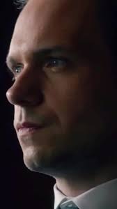 La traición de Trevor a Mike Ross en 'La Ley de los Audaces'