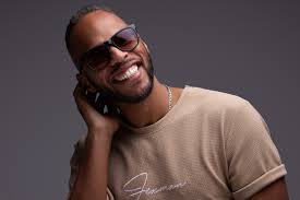 D-Compost entrega para o cenário 'Chant', obra produzida em parceria com  Ravin e Stevo Atambire