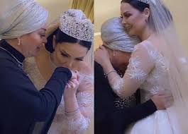 وظهرت والدة الفنانة ديانا كرزون في أحد المقاطع، والتي ظهر فيها تأثرها بشدة وبكائها، مما أدى إلى اختلاق إحدى شقيقات ديانا المزاح حتى لا وأظهر مقطع آخر اندماج ديانا وشقيقتها في الرقص على أنغام أغاني المهرجانات، مثل بنت الجيران وغيرها، من الأغاني ذات الألحان الصاخبة. Ø¨Ø§Ù„ÙÙŠØ¯ÙŠÙˆ Ø¨ÙƒØ§Ø¡ ÙˆØ§Ù„Ø¯Ø© Ø¯ÙŠØ§Ù†Ø§ ÙƒØ±Ø²ÙˆÙ† ÙÙŠ Ø­ÙÙ„ Ø²ÙØ§ÙÙ‡Ø§ Ø®Ø¨Ø± ÙÙŠ Ø§Ù„ÙÙ†