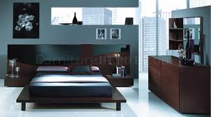 This platform bed is all about strength and beauty. Mahogany Color Matte Finish Contemporary Platform Bed