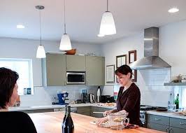 La iluminación decorativa de la cocina puede recaer en la instalación de una o varias lámparas colgantes como elemento estético en la zona de la mesa donde normalmente se desayuna, se come, etc. Tendencias En Iluminacion De Cocinas