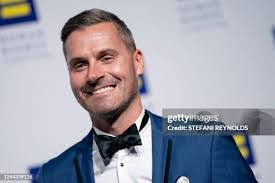 Robert Shumake's Instagram, Twitter & Facebook