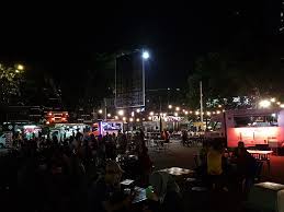 Antara menu yang mendapat perhatian termasuk beef cheesy thug sandwich, poutine jahat, dan tomato lokasi : Food Truck Tapak Ampang Park