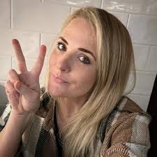 Helloo, thanks so much for all your questions in the Instagram Q&A! 🖤 I  thought I'd take some time to dive into them properly… so I'll be going  LIVE