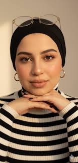 عايزه فوتوجرافر تكون بنت مقابل داتا واسم البيدج بتاعتها هينزل ع الاعلان  اللي الميكب ارتيست هتعمله عندها