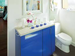 Kamu bisa pilih bathtub warna hitam yang dipadu dengan keran dan shower. 8 Desain Yang Buat Kamar Mandi Ukuran 1 X 2 Terlihat Luas