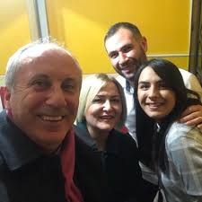 Kalabalığın arasında bir gelin damat; düğün günü onca telaşın arasında  zaman bulup Büyük Ankara Mitingimize gelmişlerdi. Beni ne kadar mutlu  ettiklerini anlatamam. O gün söz vermiştim; bugün evlatlarımın  mutluluklarına şahit olmak için