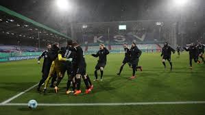 Holstein kiel hat die sensation geschafft und den fc bayern münchen in der 2. Sieg Gegen Bayern Munchen Das Fussball Wunder Von Kiel Ndr De Sport Fussball Dfb Pokal