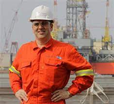 Roughnecks at work smoothly running a kelly drive drilling rig exploring for oil. Lonely Hard Work On Oil Rigs But Salaries Soaring Reuters