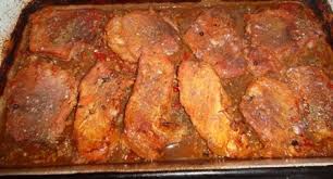 Povestea de azi este despre o friptură perfectă (după gustul meu) din cotlet de porc, făcută la cuptor, fără niciun fel de alte instrumente decât cele. Friptura De Porc La Cuptor Retetele Tale