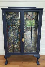 Tapezieren Sie Die Ruckseite Von Oberen Glasvitrinen Um Muster Und Texti Mobel Diy Schlafzimmermobel Streichen Mobel Zum Selbermachen Schlafzimmermobel Ideen