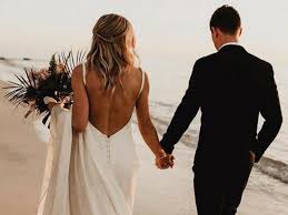 Come vestirsi per un matrimonio al tramonto? Matrimonio In Spiaggia Ispirazioni E Consigli Per Sposarsi In Riva Al Mare
