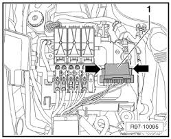 Trying to find location of fuse box on a vw polo. Volkswagen Workshop Manuals Polo Mk4 Vehicle Electrics Electrical System Wiring Fuse Box Fuse Box Remove And Install Main Fuse Holder Versions 3 And 4 Remove And Install