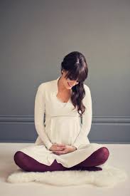 Babybauchfotos Selber Machen Tipps Schneidersitz Ideen Fell Vintage Minimalistisch Strumpfhose Babybauch Fotos Babybauch Bilder Schwangerschaftsbilder