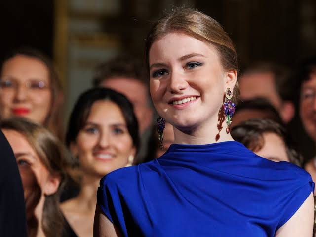Belgische prinses Elisabeth leert schieten tussen lessen door