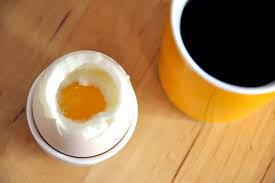 Hvor mange minutter bør det ligge i kokende vann for å bli helt perfekte? Koking Av Egg Slik Lykkes Du Med Blotkokt Egg Viivilla No