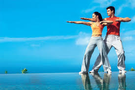 Außerdem bedeutet ganz schnell schlank sein, auch ganz schnell wieder zunehmen und oft sogar noch mehr gewicht auf die waage bringen als vorher. Flacher Bauch In Vier Wochen Das Intensivtraining Fur Zu Hause Fit For Fun