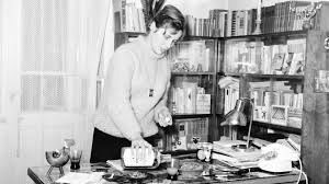 Pisała również formy prozatorskie, wśród których najbardziej znane są opowiadania „biała bluzka, książki fabularne osiecka nie doczekała dnia imprezy. Zona Olbrychskiego O Osieckiej Byla Alkoholiczka