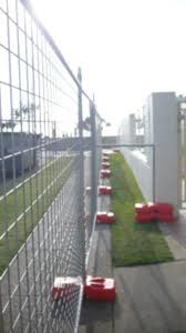 Temporary Fences And Barriers Hiring Services In Sydney Area Of New South Wales Australia Temporaryfences Temporarybarrie Security Fence Fence Metal Fence