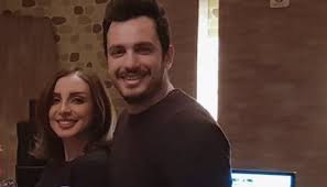 > نشر عمر عارف نجل الاكبر للفنانة المصرية أنغام، عبر خاصية القصص المصورة على حسابه الشخصي انستغرام، صورتين كشف فيهما عن خلاف بينه. Ø¨Ø¹Ø¯ ØªÙ‡Ù†Ø¦Ø© Ø®Ø§ØµØ© Ù„Ø²ÙˆØ¬ØªÙ‡ Ø§Ù„Ø£ÙˆÙ„Ù‰ ÙÙŠ ÙŠÙˆÙ… Ø§Ù„Ù…Ø±Ø£Ø© Ø£Ø­Ù…Ø¯ Ø¥Ø¨Ø±Ù‡ÙŠÙ… ÙŠØ«ÙŠØ± Ø§Ù„Ø´ÙƒÙˆÙƒ Ø­ÙˆÙ„ Ø§Ù†ÙØµØ§Ù„Ù‡ Ø¹Ù† Ø£Ù†ØºØ§Ù… Ø¹Ø±Ø¨ÙŠ Ø¨ÙˆØ³Øª