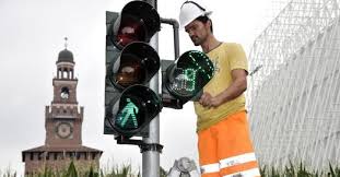 Vediamo quali sono i divieti e come usare il telefono in auto. Il Nuovo Codice Della Strada Ritorna In Commissione Trasporti E Scoppiano Le Polemiche Ecco Le Principali Novita Corriere It