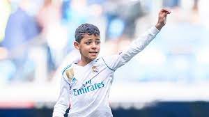 Криштиану родился в семье марии долореш душ сантуш авейру и жозе диниша авейру. Wie Der Vater Ronaldo Junior Trainiert Bei Juventus Fussball News Sky Sport