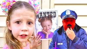 Mia holt die Puppen ein